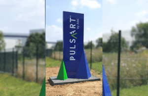 Photo d'un totem publicitaire